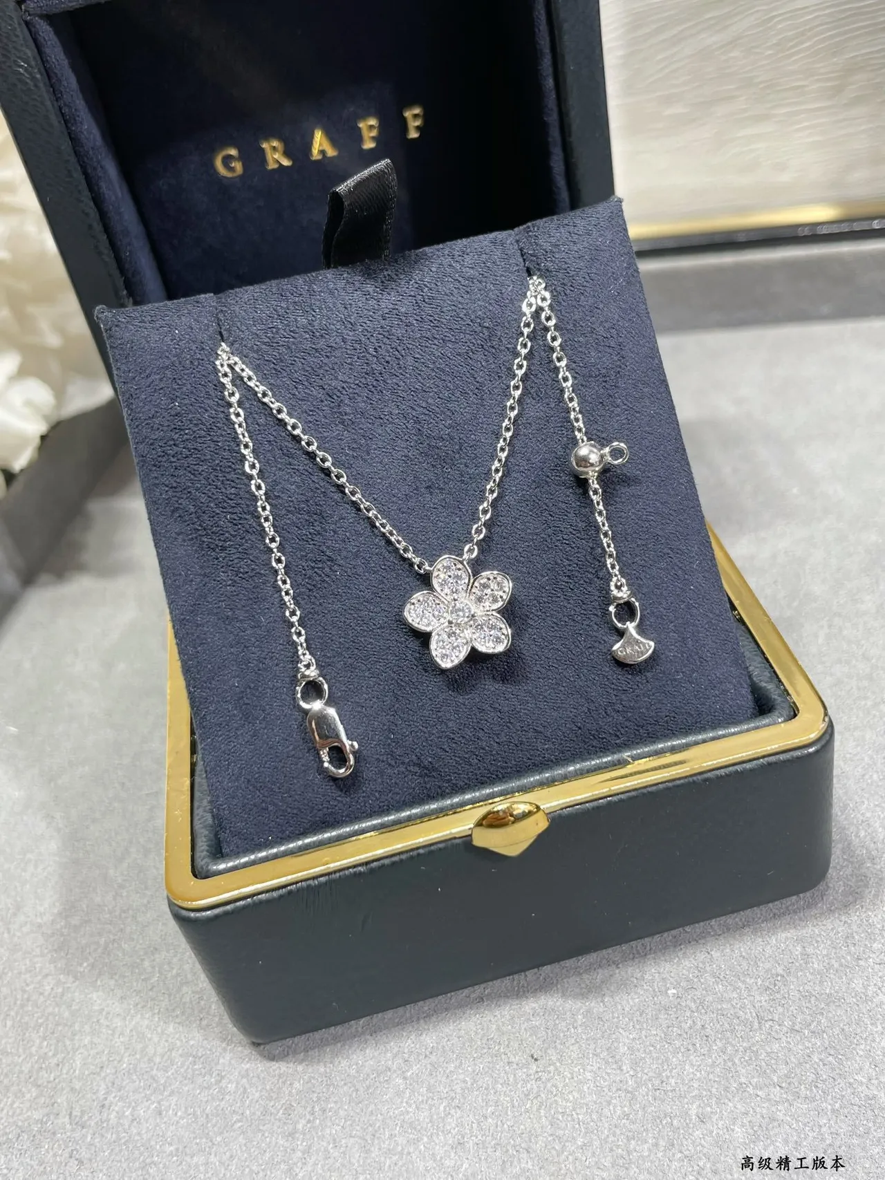 Van Cleef & Arpels Alhambra فضي بحري زهرة خماسية Pavé-Set Diamonds قلادة 7