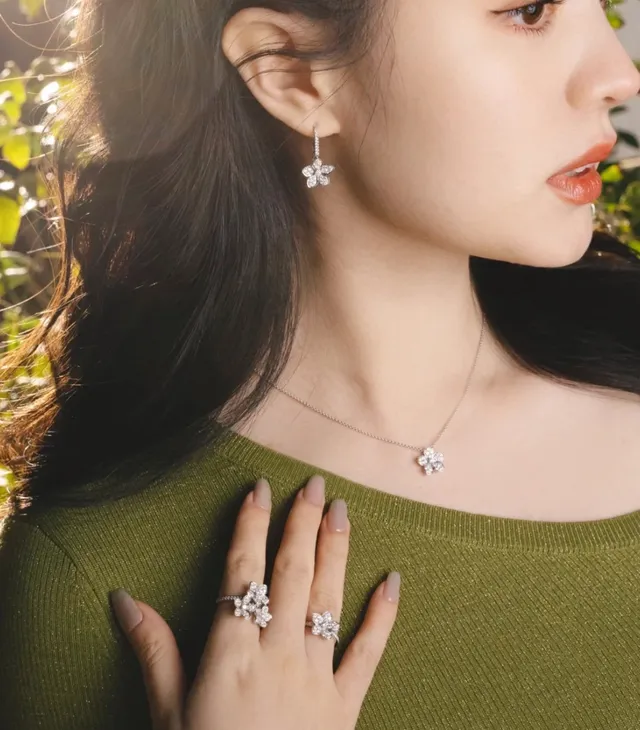 Van Cleef & Arpels Alhambra فضي بحري زهرة خماسية Pavé-Set Diamonds قلادة 9
