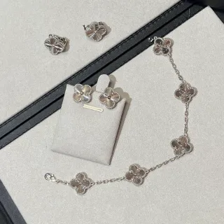 Van Cleef & Arpels Alhambra قلادة فضية بيضاء بنمط نباتة البرسيم ذات أوراق أربعة مع تفاصيل حافة خرز