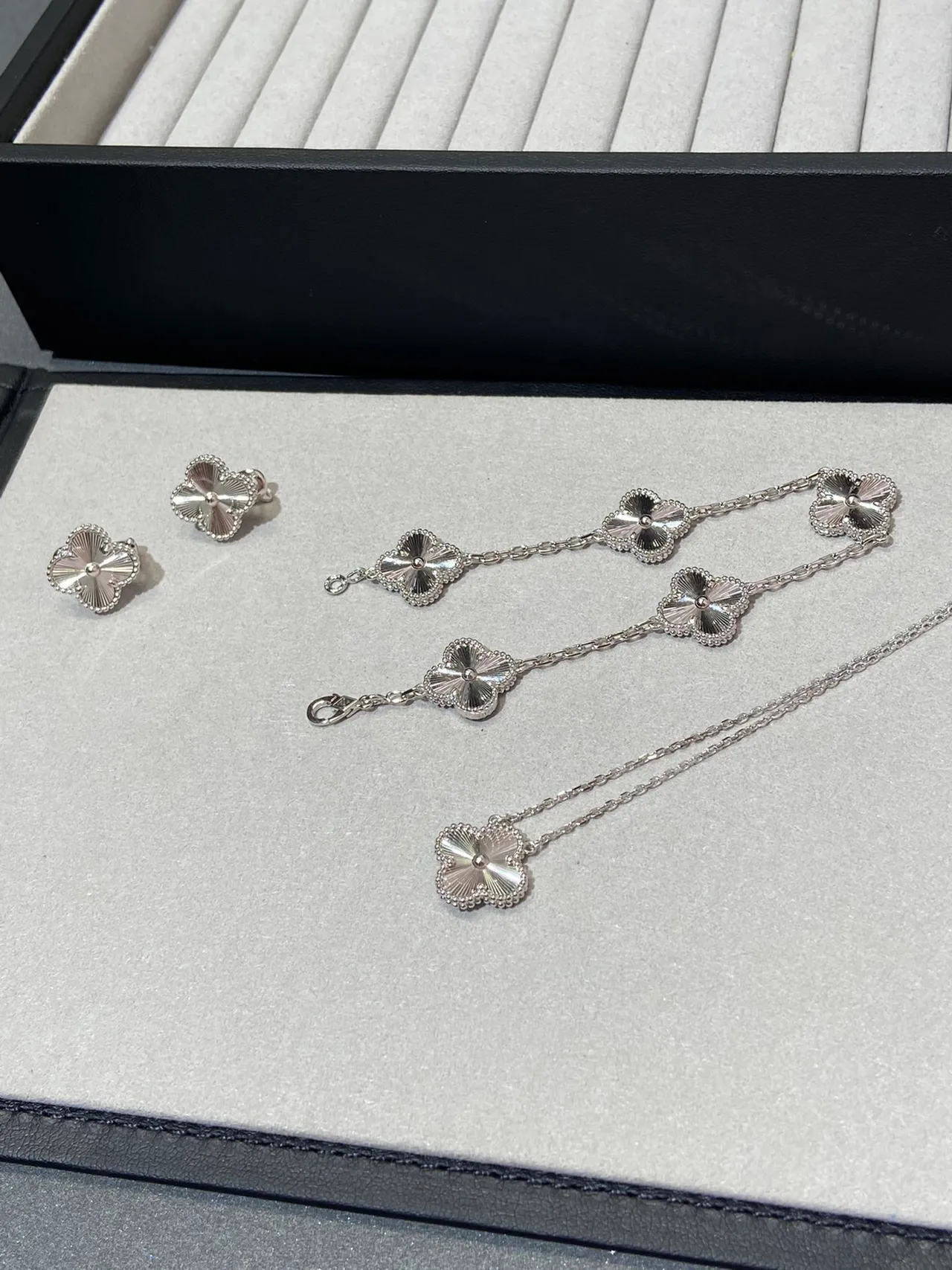Van Cleef & Arpels Alhambra Colar prata branco com motivo de trevo de quatro folhas e detalhe de borda com pérolas 2