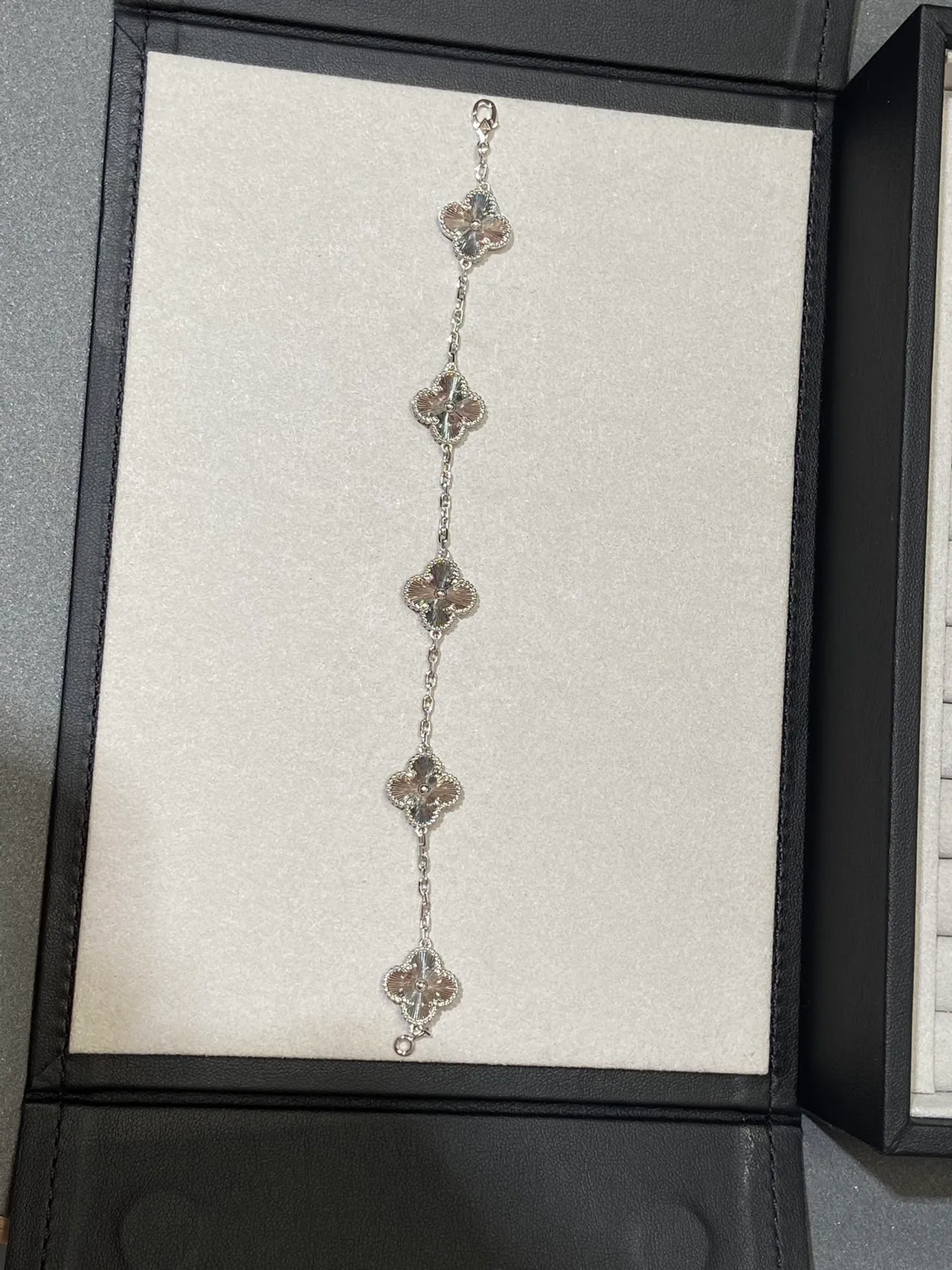 Van Cleef & Arpels Alhambra Colar prata branco com motivo de trevo de quatro folhas e detalhe de borda com pérolas 3