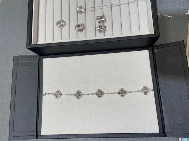 Van Cleef & Arpels Alhambra Colar prata branco com motivo de trevo de quatro folhas e detalhe de borda com pérolas 4