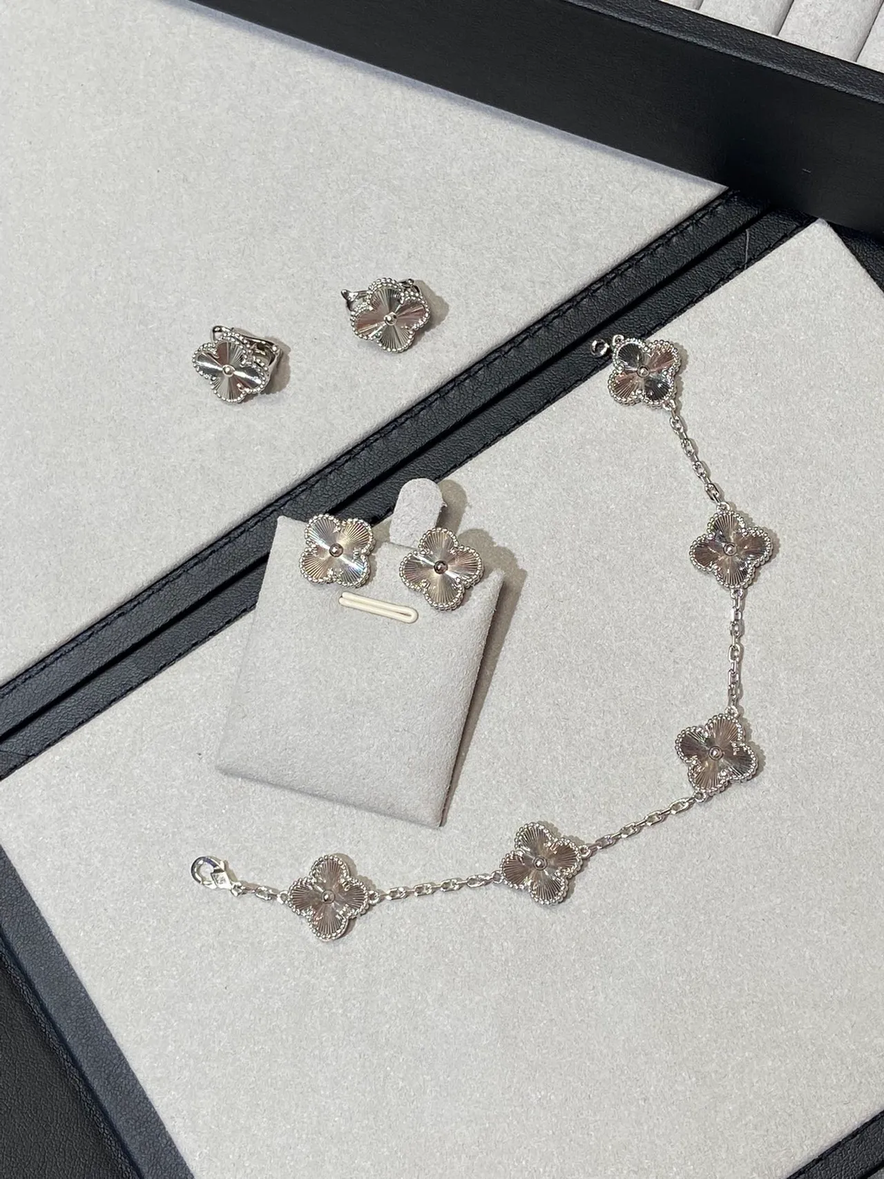 Van Cleef & Arpels Alhambra Colar prata branco com motivo de trevo de quatro folhas e detalhe de borda com pérolas 5
