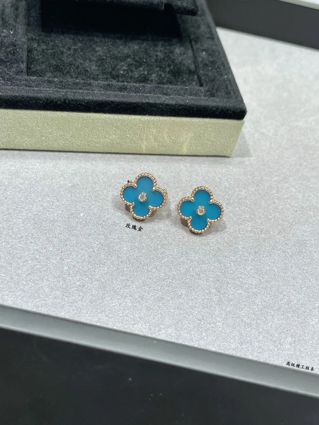 Van Cleef & Arpels Alhambra Émail Turquoise et Diamants Or Rose Boucles d'Oreilles 6