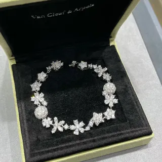 Van Cleef & Arpels Motif Floral Pavé Bracelet de Diamants
