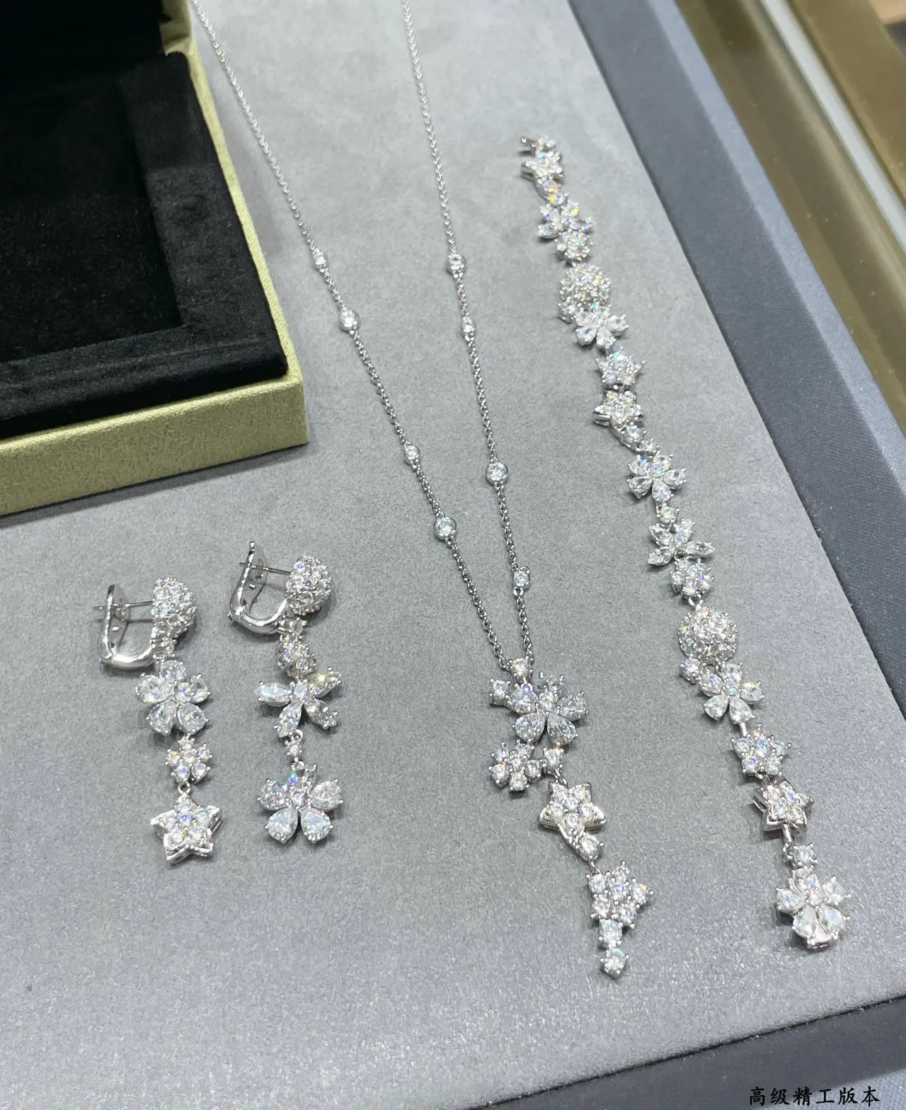 Van Cleef & Arpels ফুলের মোটিফ পাভে ডায়মন্ড ব্রেসলেট 2