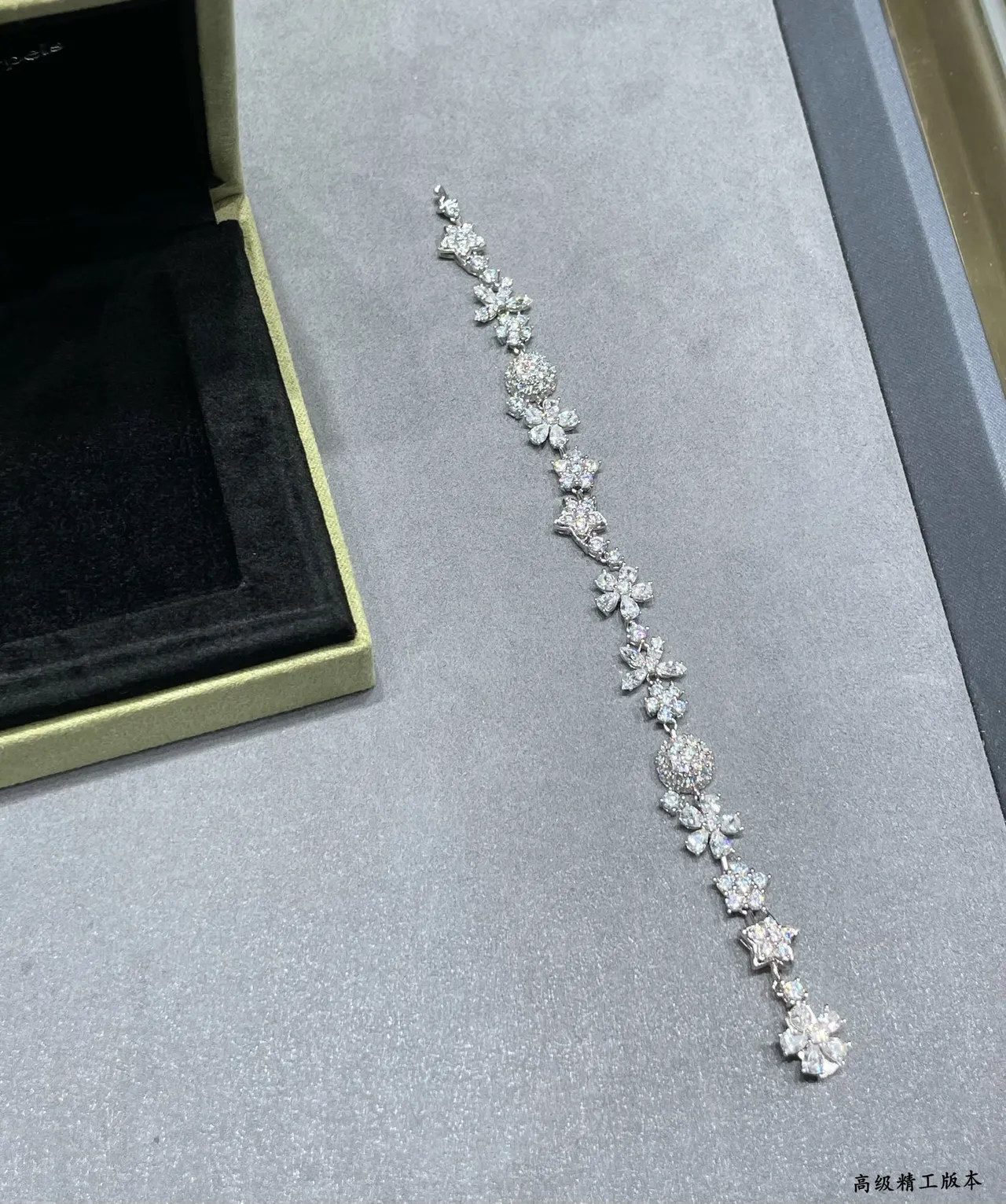 Van Cleef & Arpels ফুলের মোটিফ পাভে ডায়মন্ড ব্রেসলেট 3