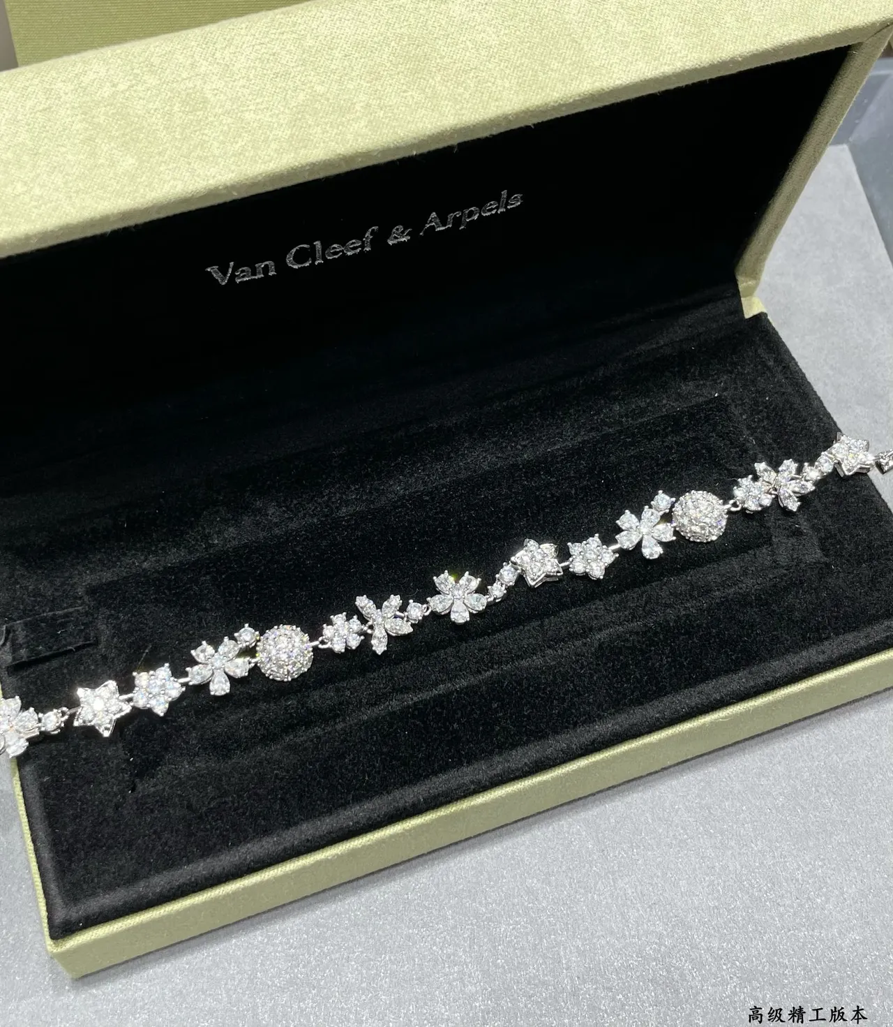 Van Cleef & Arpels ফুলের মোটিফ পাভে ডায়মন্ড ব্রেসলেট 5