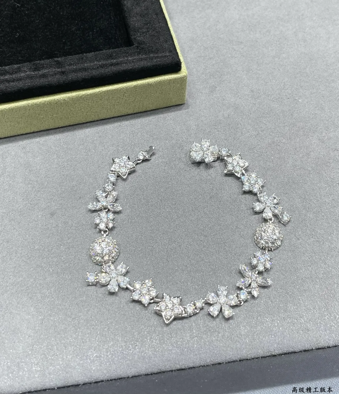 Van Cleef & Arpels ফুলের মোটিফ পাভে ডায়মন্ড ব্রেসলেট 6