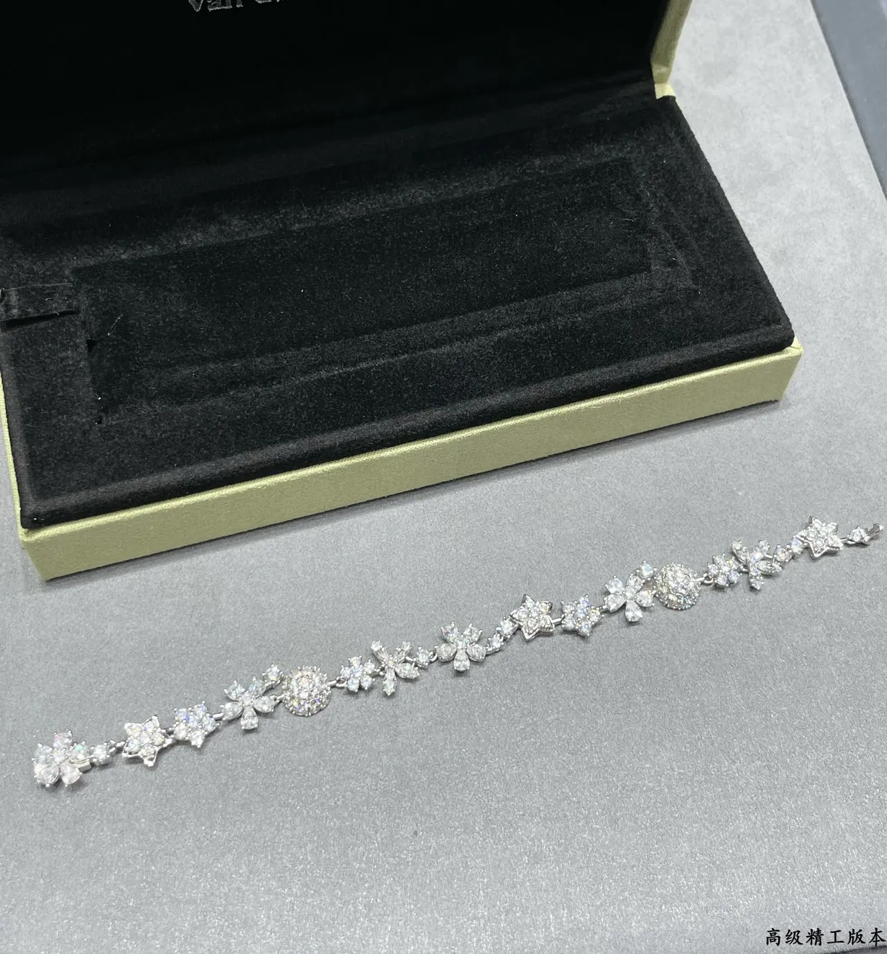 Van Cleef & Arpels ফুলের মোটিফ পাভে ডায়মন্ড ব্রেসলেট 7