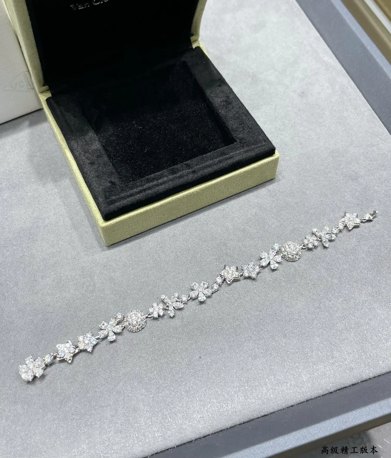 Van Cleef & Arpels ফুলের মোটিফ পাভে ডায়মন্ড ব্রেসলেট 8