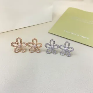 Van Cleef & Arpels أقراط بافيه بنمط زهرة