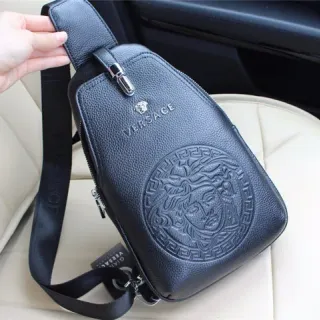 Versace Bolsa Cruzada Preta Prateada Cabeça de Medusa Embossada Motivo Greca Borda