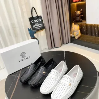 Versace Loafer Noir Blanc Rayé Cuir Médaillon Acentué