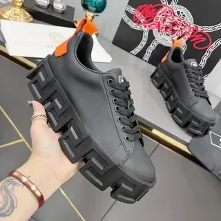 Versace Chain Reaction काली और नारंगी लाइफस्टाइल स्नीकर