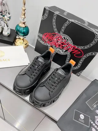 Versace Chain Reaction কালো এবং কমলা লাইফস্টাইল স্নিকার 2