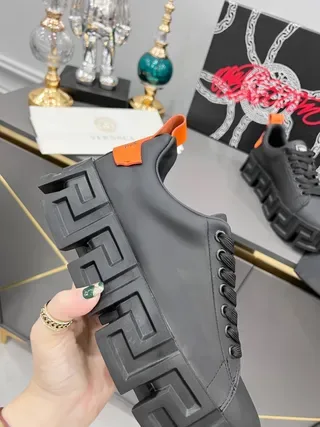 Versace Chain Reaction কালো এবং কমলা লাইফস্টাইল স্নিকার 3