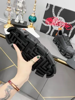 Versace Chain Reaction কালো এবং কমলা লাইফস্টাইল স্নিকার 4