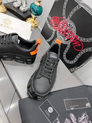 Versace Chain Reaction কালো এবং কমলা লাইফস্টাইল স্নিকার 5