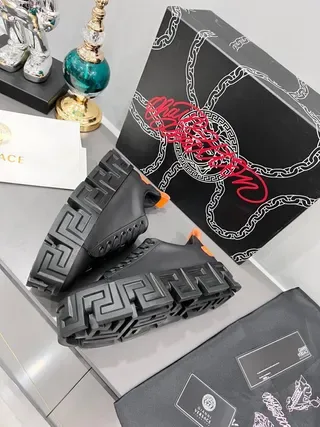 Versace Chain Reaction কালো এবং কমলা লাইফস্টাইল স্নিকার 8