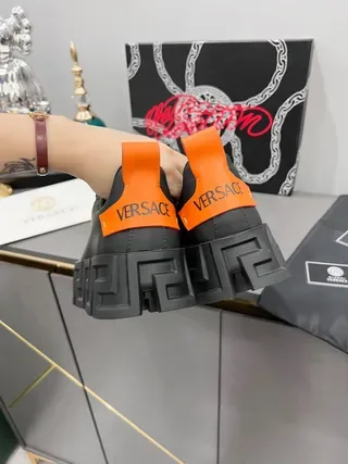 Versace Chain Reaction কালো এবং কমলা লাইফস্টাইল স্নিকার 9