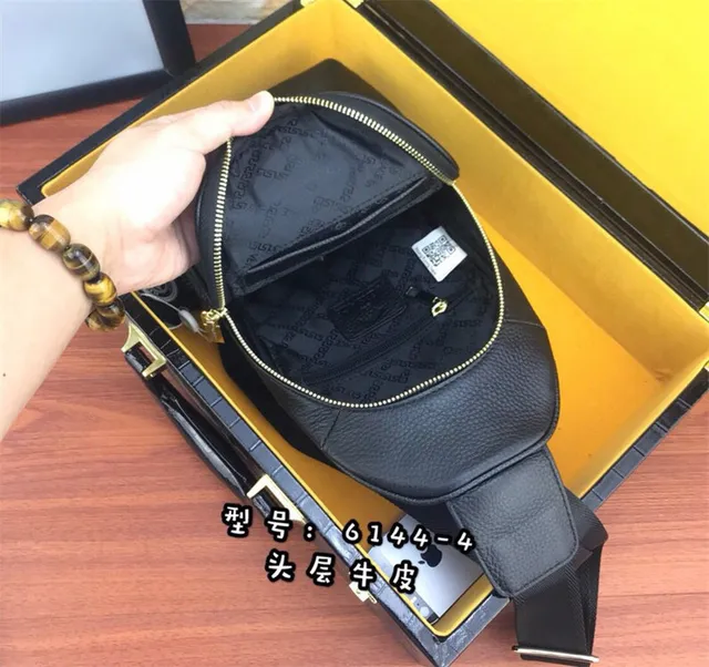 Versace Chain Reaction preto dourado embossado cabeça de Medusa hardware saco mensageiro 2