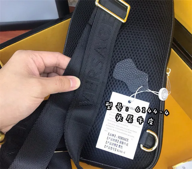 Versace Chain Reaction preto dourado embossado cabeça de Medusa hardware saco mensageiro 3