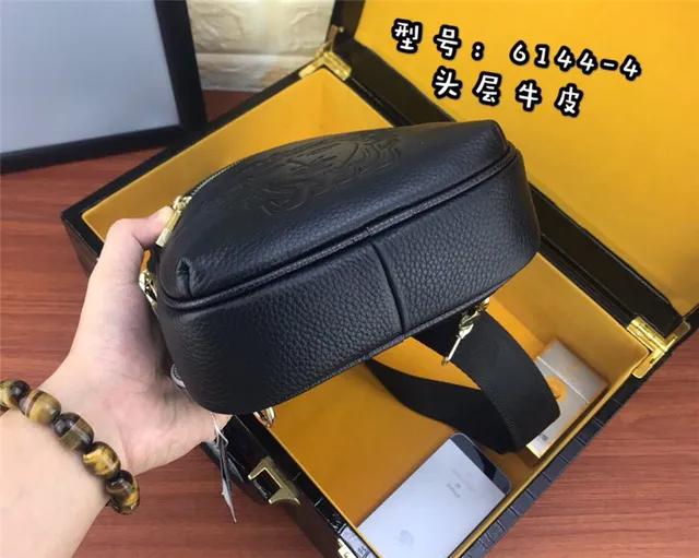 Versace Chain Reaction preto dourado embossado cabeça de Medusa hardware saco mensageiro 5