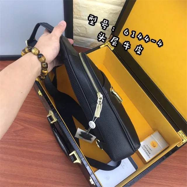 Versace Chain Reaction preto dourado embossado cabeça de Medusa hardware saco mensageiro 6