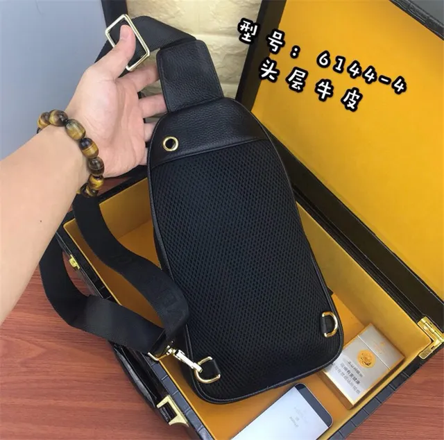 Versace Chain Reaction preto dourado embossado cabeça de Medusa hardware saco mensageiro 7