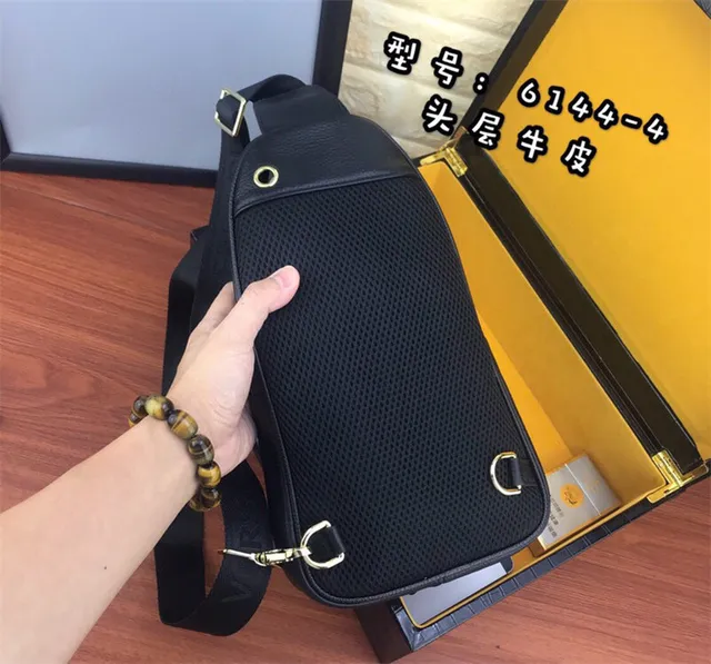 Versace Chain Reaction preto dourado embossado cabeça de Medusa hardware saco mensageiro 9