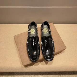 Versace Chain Reaction Mocassin Noir Blanc Cuir Verni Brillant Coutures Contraste