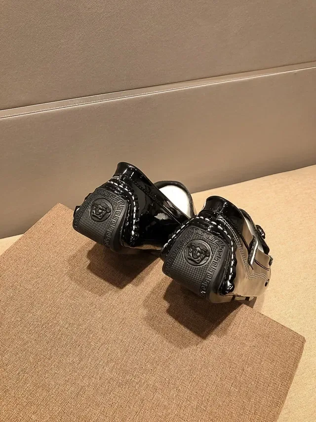Versace Chain Reaction Mocassim Preto Branco Couro Patentado Brilhante Costura Contraste 2