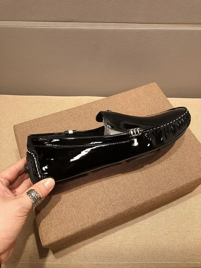 Versace Chain Reaction Mocassim Preto Branco Couro Patentado Brilhante Costura Contraste 3