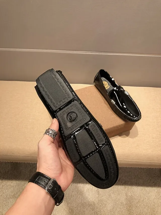 Versace Chain Reaction Mocassim Preto Branco Couro Patentado Brilhante Costura Contraste 4