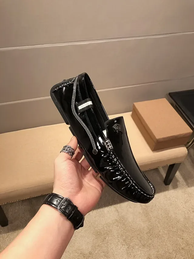 Versace Chain Reaction Mocassim Preto Branco Couro Patentado Brilhante Costura Contraste 5
