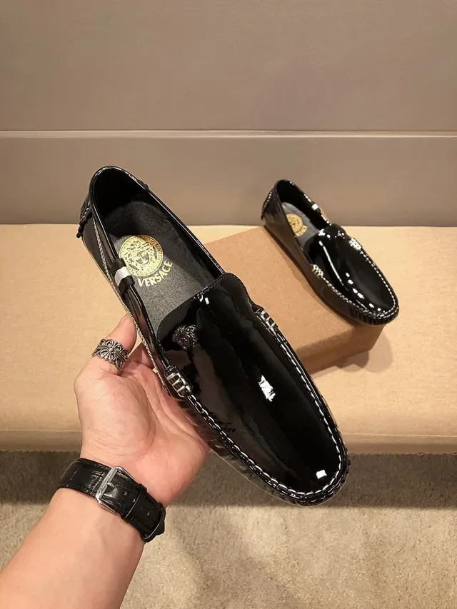 Versace Chain Reaction Mocassim Preto Branco Couro Patentado Brilhante Costura Contraste 6