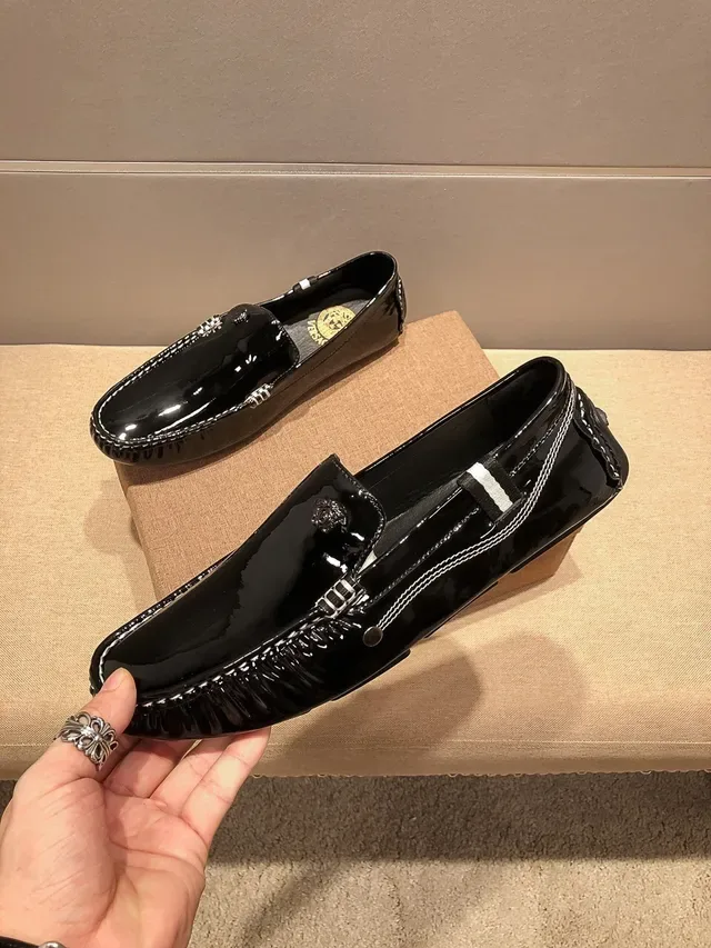 Versace Chain Reaction Mocassim Preto Branco Couro Patentado Brilhante Costura Contraste 7