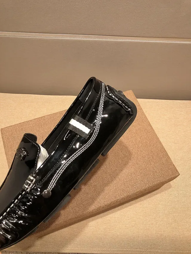 Versace Chain Reaction Mocassim Preto Branco Couro Patentado Brilhante Costura Contraste 8