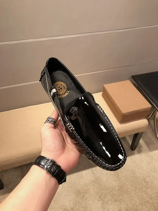 Versace Chain Reaction Mocassim Preto Branco Couro Patentado Brilhante Costura Contraste 9