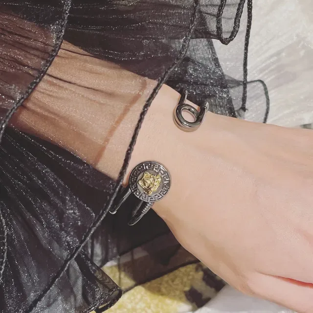 Versace Chain Reaction ডাবল-বার কফ ব্রেসলেট 5