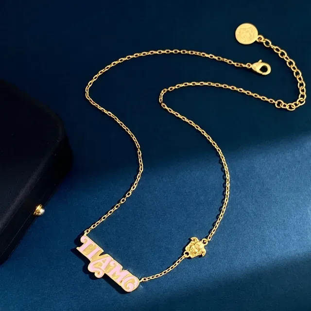 Versace Corrente Dourada Rosa Esmaltada com Placa de Nome 4