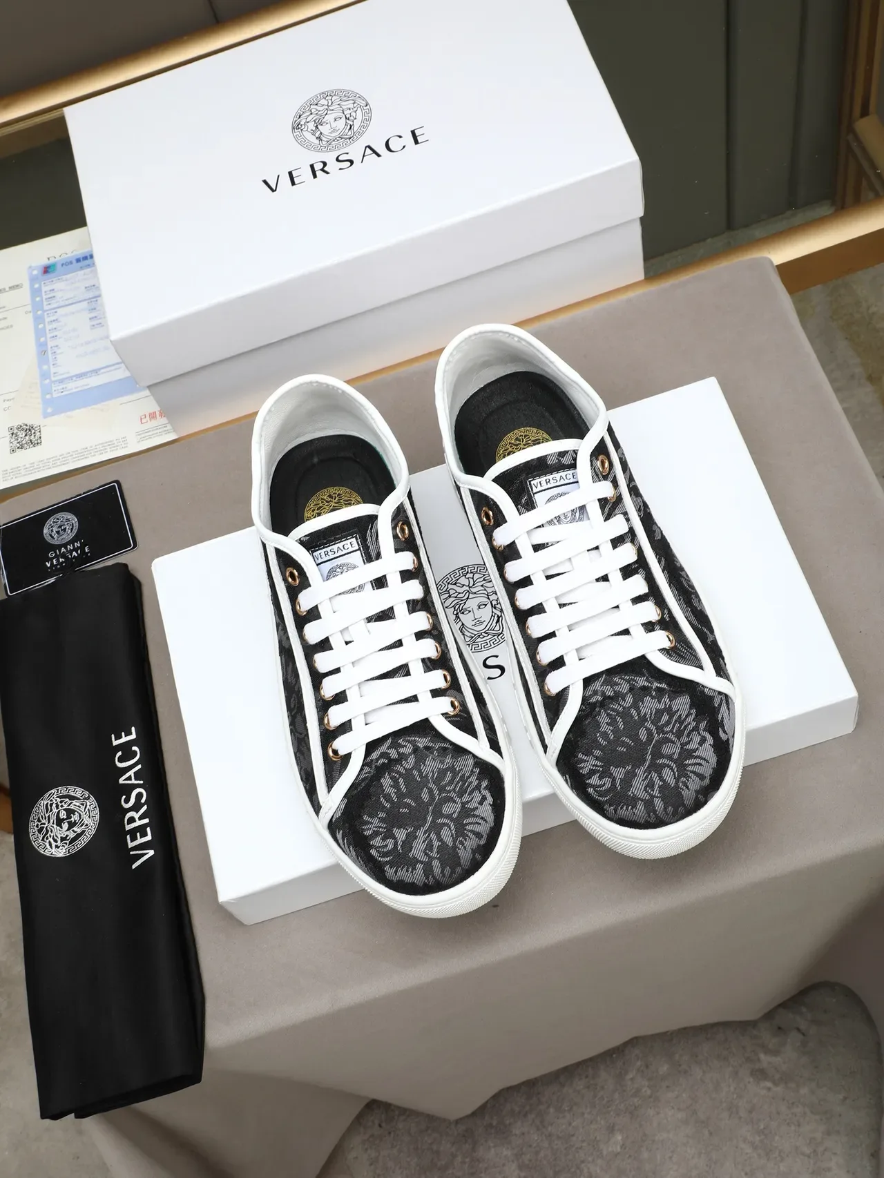 Versace Greca Odissea أحذية رياضية أسود جاكار زهور قاعدة بيضاء لايف ستايل 2