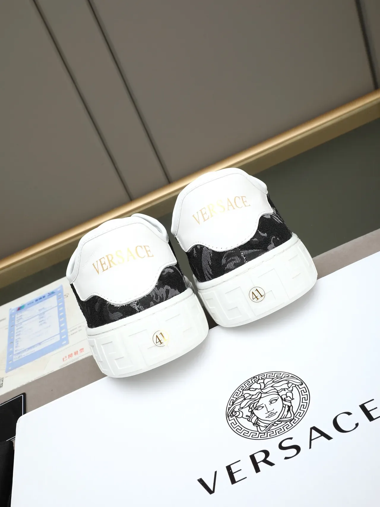 Versace Greca Odissea أحذية رياضية أسود جاكار زهور قاعدة بيضاء لايف ستايل 3