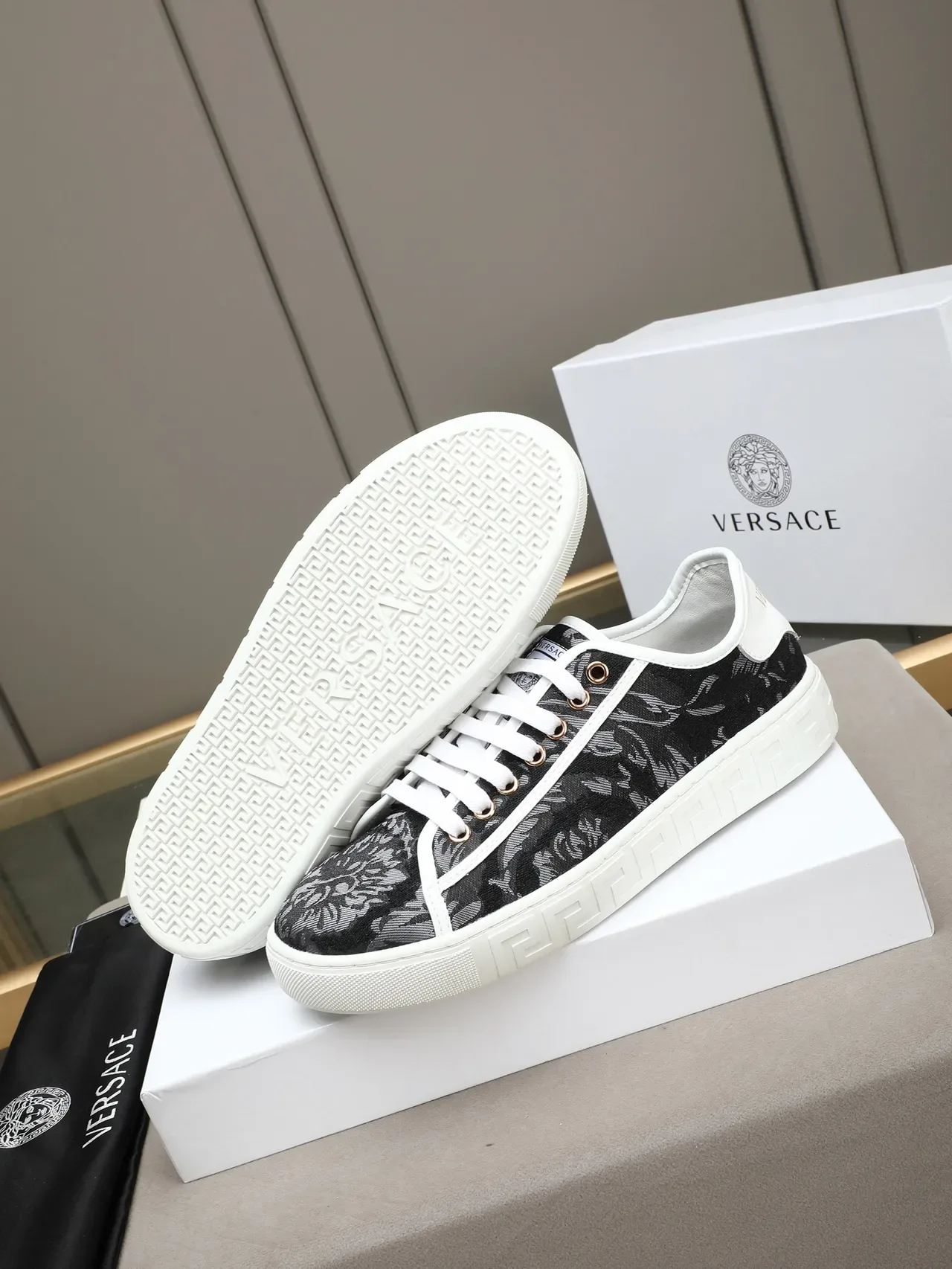 Versace Greca Odissea أحذية رياضية أسود جاكار زهور قاعدة بيضاء لايف ستايل 4