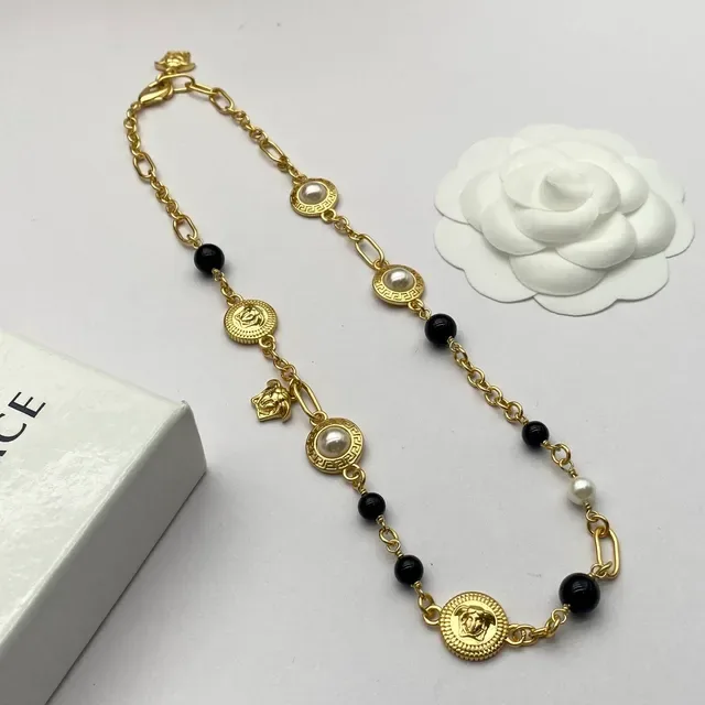 Versace Greca Odissea Dorado Medusa Moneda y Perla Collar 2