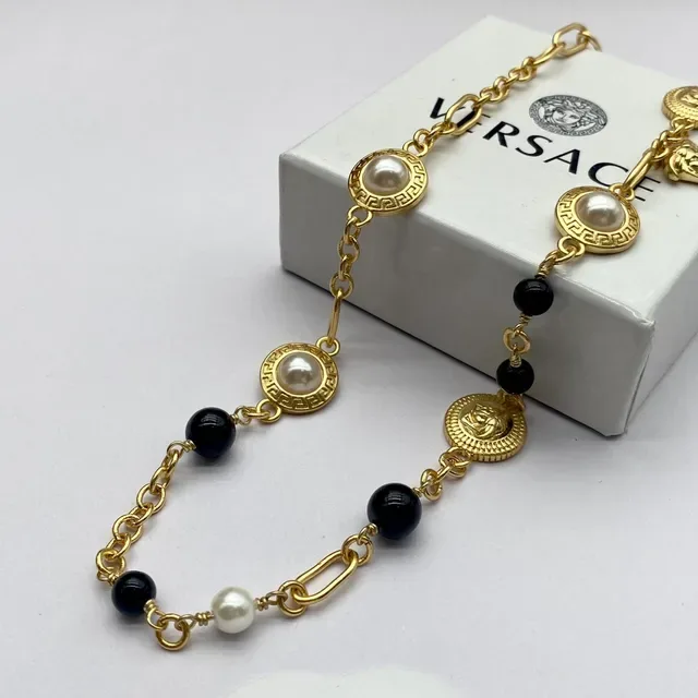 Versace Greca Odissea Dorado Medusa Moneda y Perla Collar 3