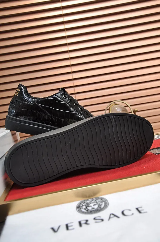 Versace Jeans Couture Zapatillas lifestyle de cuero negro con grabado de cocodrilo 4