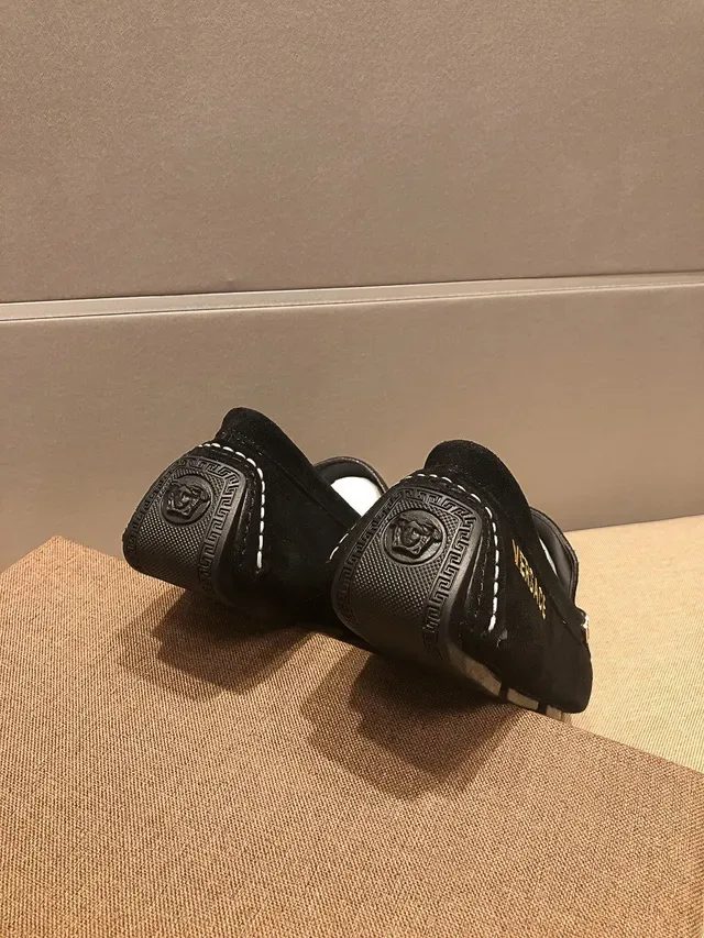 Versace Medusa 刺绣黑色麂皮乐福鞋 2
