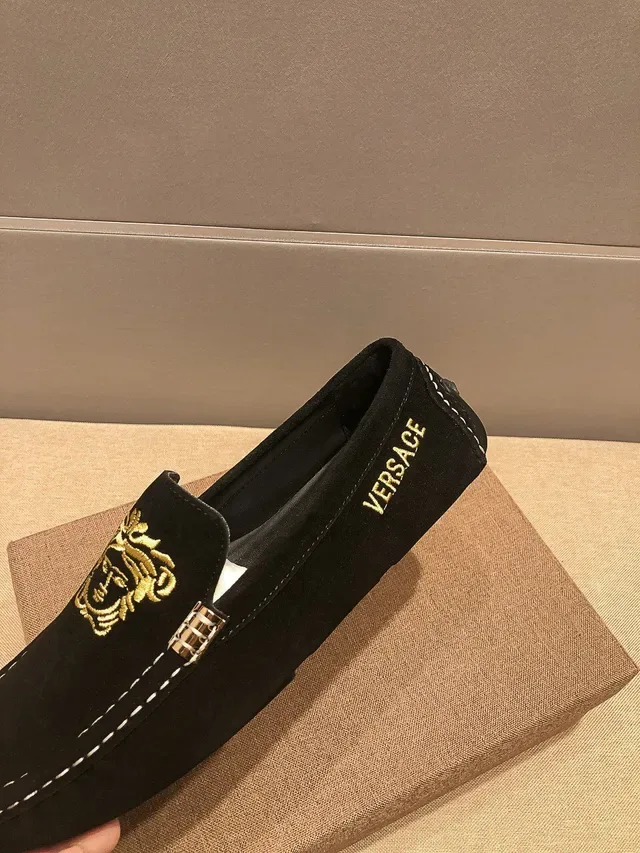 Versace Medusa 刺绣黑色麂皮乐福鞋 3